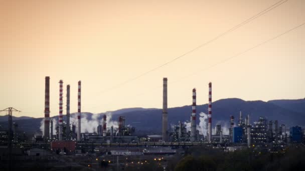 Refinería de petróleo y planta petroquímica — Vídeos de Stock