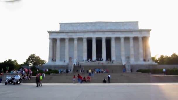 Comparación de la imagen del billete de 5 dólares con el verdadero Abraham Lincoln Memorial, Washington D.C, EE.UU. — Vídeo de stock
