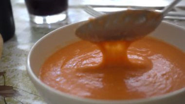 Gazpacho kaşıkla yemek, bir kase içinde hizmet.