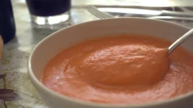 Gazpacho kaşıkla yemek, bir kase içinde hizmet.