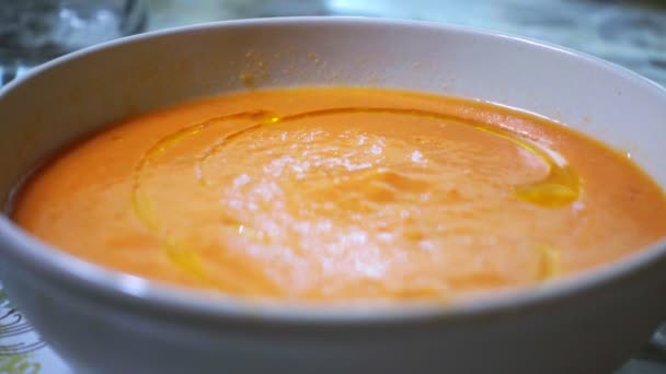 Świeże Smaczne Miska Salmorejo Typowo Letnim Posiłek Puree Pomidorów Chleb — Wideo stockowe
