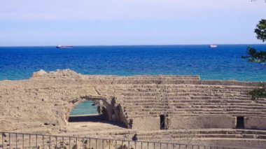 İspanya 'nın Tarragona kentinde, Costa Dorada, Katalonya, İspanya' daki Akdeniz kıyısında antik Roma amfi tiyatrosu. Tarraco Arkeoloji Topluluğu UNESCO Dünya Mirası Hakemi 875 ilan edildi.