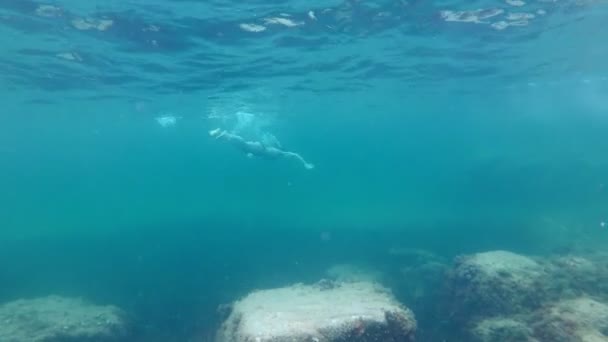 Donna Che Nuota Nella Costa Blanca Mediterranea Alicante Spagna — Video Stock