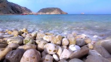 Kayalık bir kumsalda Cala Portixol, Costa Blanca, İspanya kırma Timelapse okyanus dalgaları. Dalga kırma sahil. Akdeniz deniz kazasında kaya karşı dalgalar.