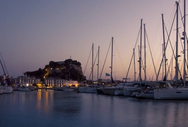 Eğlence günbatımı zaman ve kasaba Denia, Alicante, Akdeniz sahilinde yer alan Turizm marina. Denia kale ile onun daha fazla arka plan üzerinde daha iki bin yıllık tarihi.
