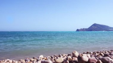 Akdeniz kayalık bir kumsalda Playa de la Escollera Altea şehir, Costa Blanca, İspanya'kırma. Dalga kırma sahil.