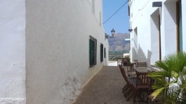 Beyaz evler Altea Köyü, Alicante, İspanya ile pitoresk dar sokak. Seyahat ve tatil kavramı. Altea Costa Blanca, kalbinde bir Akdeniz kenti olduğunu