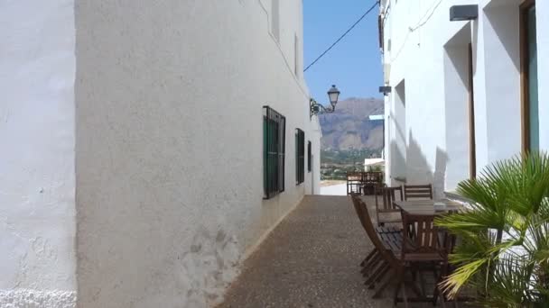 Pittoreske Smalle Straat Met Witte Huizen Het Dorp Van Altea — Stockvideo