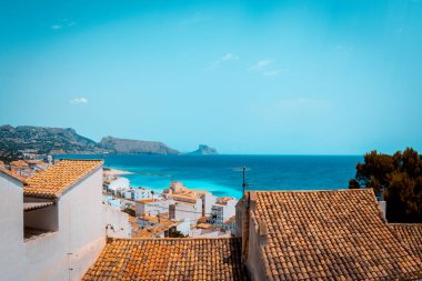 Tipik beyaz evler ve Costa Blanca Altea, Alicante, İspanya üzerinden Akdeniz deniz yeşil ve turuncu bakmak