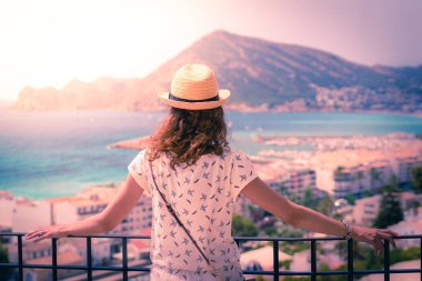 Turist kadın ile saman sunhat Akdeniz'de Altea, Alicante, İspanya için arıyorsunuz