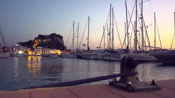 Gün batımında, arka planda ünlü ortaçağ kalesi ile Denia Marina. Alicante, İspanya. — Stok video