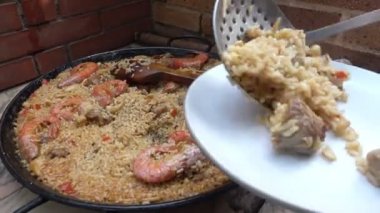 Bir tabak üzerinde sunulan tipik ve geleneksel İspanyol paella