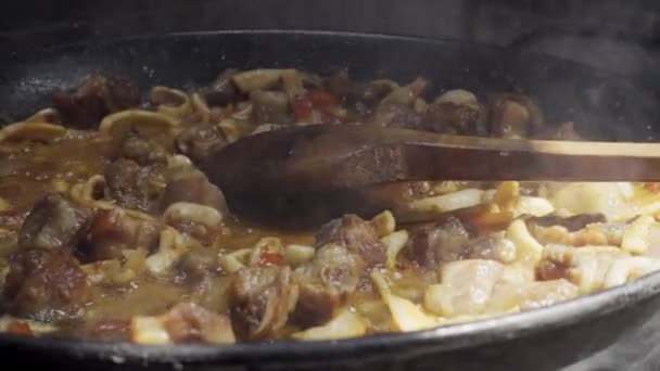 Spanische Paella kochen, erster Schritt — Stockvideo