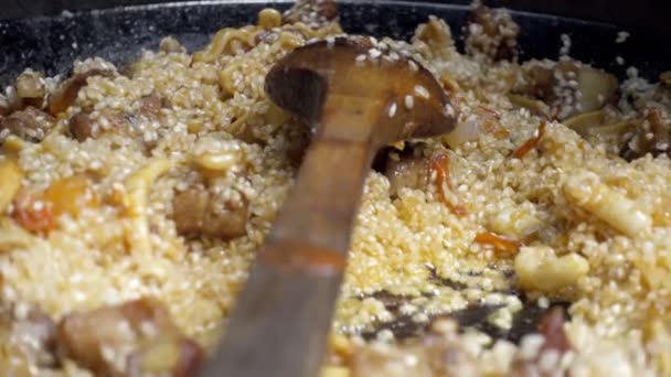 Stiring rijst koken Spaanse paella, — Stockvideo