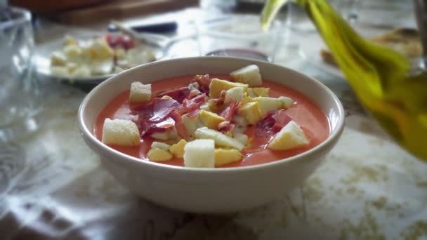 Untar Aceite Oliva Sobre Cordobés Salmorejo Una Sopa Tomate Típica — Vídeos de Stock