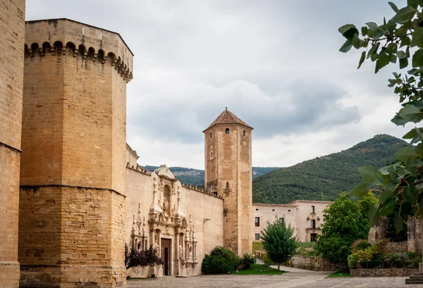 Monastero cistercense di Santa Maria de Poblet o Monestir de Poblet nella regione spagnola della Catalogna . — Foto Stock