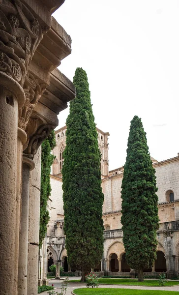 Detalle de un claustro románico en el Monasterio de Santa Maria de Poblet , —  Fotos de Stock