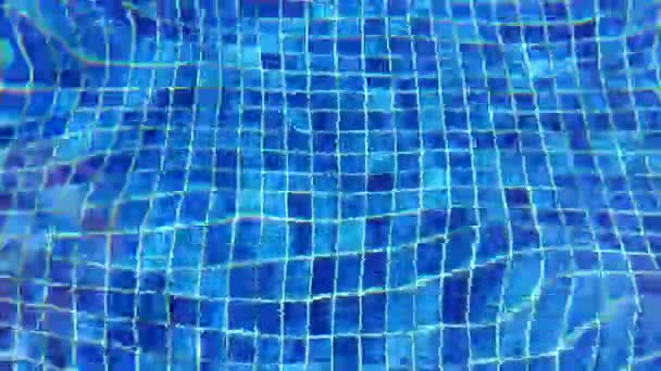 Abstraktní Pozadí Vodní Vlny Rysy Modré Dlaždice Bazénu Lesklou Sluneční — Stock video