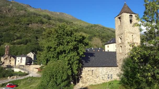 Campanario e iglesia de Sant Joan de Boi, Cataluña, España. Estilo románico — Vídeo de stock
