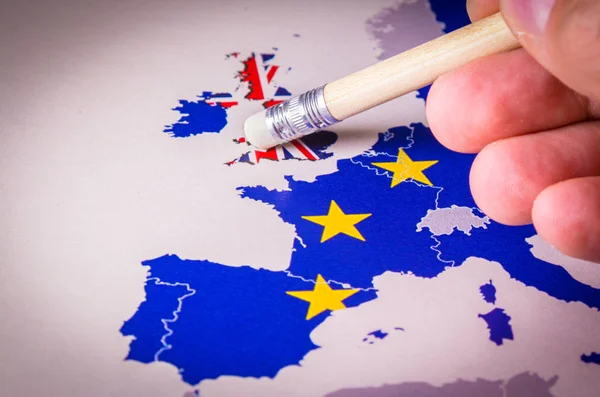 Європейський Союз карту з Великобританії, видалити за допомогою гумки олівця, концепція Brexit як Великобританії голосування, щоб залишити — стокове фото