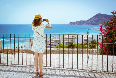 Bir resim ile bir smartphone Akdeniz Altea, Alicante, İspanya alarak turist kız
