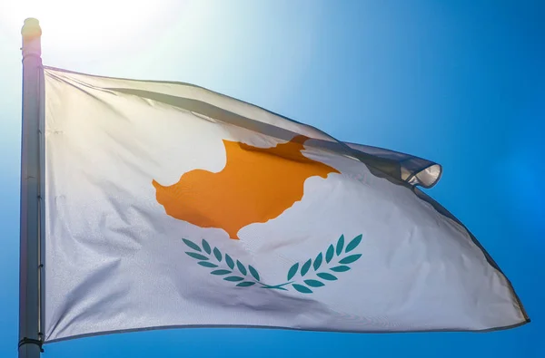 Flag of Cyprus. Cyprus Flag on flagpole against the blue sky — Stock Photo, Image