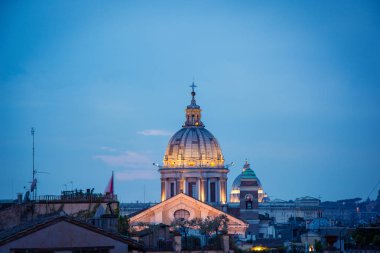 Aziz Ambrose Bazilikası ve Charles Corso Roma mavi bir saatte, günbatımı zamanı görünümü.