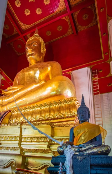 ウィハン Mongkhon Bophit 寺の大仏は アユタヤに祈る タイで最大の仏像の一つです — ストック写真