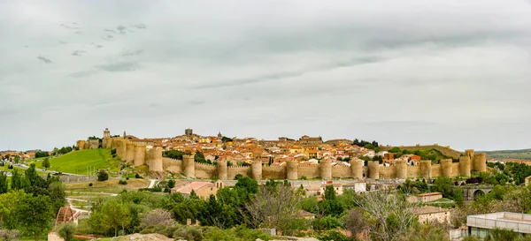 全景的历史城市阿维拉 西班牙与其著名的中世纪城墙周围的城市在日落 教科文组织世界遗产 被称为石头和圣人之城 — 图库照片