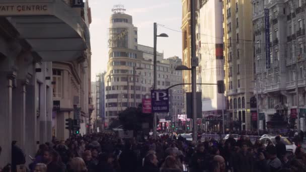 Madrid, Španělsko, prosinec 2017: Pohled Gran Via s Capitol Building, jedné z hlavních ulic a nejznámější památky města, — Stock video