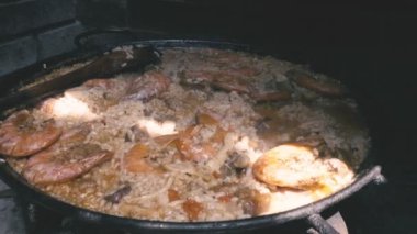 Tipik İspanyol rice paella doğal ateşle pişmiş