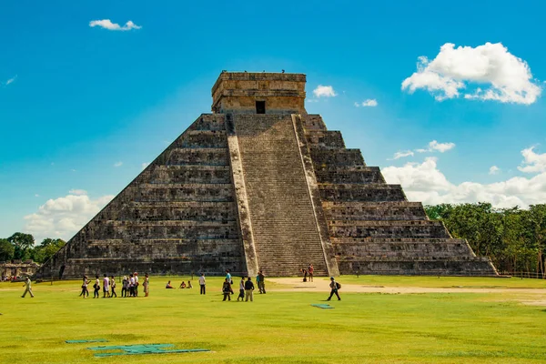 Chichen Itza piramitte tüylü yılan. Bu antik şehri Chichen Itza en önemli binalarda biridir.
