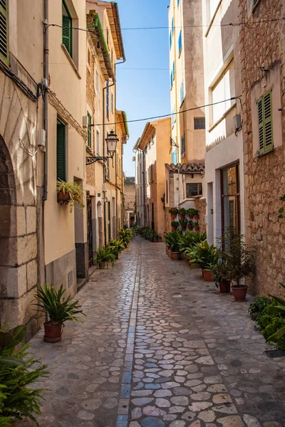 Pictorestque wąska ulica w mieście Sóller, Majorka — Zdjęcie stockowe