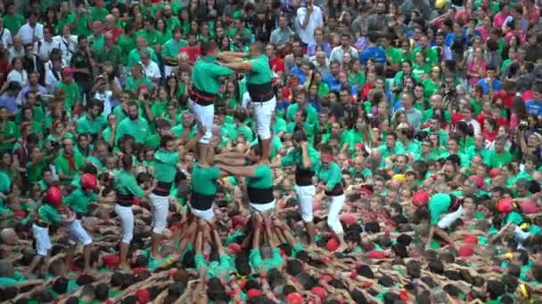 Tarragona, España. Octubre 2018: Castells Performance en el XXVII Concurso de Torre Humana de Tarragona. Un castell es una torre humana construida tradicionalmente en festivales dentro de Cataluña . — Vídeo de stock