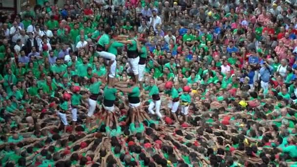 Tarragona, España. Octubre 2018: Castells Performance en el XXVII Concurso de Torre Humana de Tarragona. Un castell es una torre humana construida tradicionalmente en festivales dentro de Cataluña . — Vídeo de stock