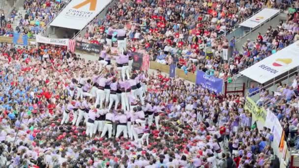 Таррагона, Испания. Октябрь 2018: Группа Colla Vella Xiquets de Tarragona строит башню или Кастель. Кастель - это человеческая башня, традиционно возводимая на праздниках в Каталонии . — стоковое видео