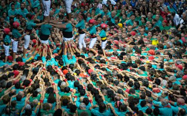 Tarragona, İspanya. Ekim 2018: Castells performans XXVII Tarragona insan Kulesi rekabet. Geleneksel olarak festivaller Catalonia içinde yerleşik bir insan Kulesi bir castell olduğunu.