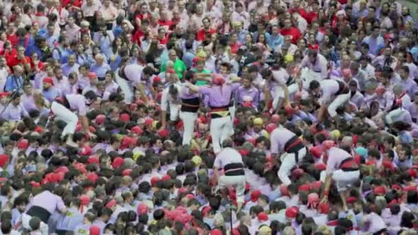 Tarragona, España. Octubre 2018: Grupo de Colla Vella Xiquets de Tarragona iniciando una torre humana o Castell. Un castell es una torre humana construida tradicionalmente en festivales dentro de Cataluña . — Vídeo de stock