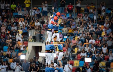 Tarragona, İspanya. Ekim 2018: Castells performans XXVII Tarragona insan Kulesi rekabet. Geleneksel olarak festivaller Catalonia içinde yerleşik bir insan Kulesi bir castell olduğunu.