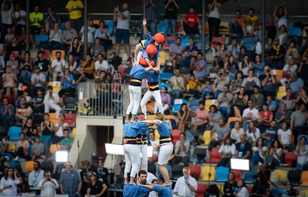 Tarragona, España. Octubre 2018: Castells Performance en el XXVII Concurso de Torre Humana de Tarragona. Un castell es una torre humana construida tradicionalmente en festivales dentro de Cataluña . — Foto de Stock