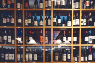 Andorra, Eylül 2018: şarap mahzeni şişe cam arkasında ahşap raf ile