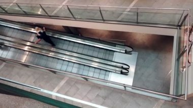 Modern alışveriş merkezinde yürüyen merdiven yukarıda vurdu