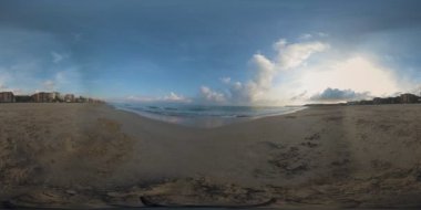 Torredembarra, Costa Daurada İspanya par günbatımında sakin Akdeniz Beach 360vr görünümü. Vr video için immersive deneyim rahatlatıcı. Altın saat ya da gün batımı video
