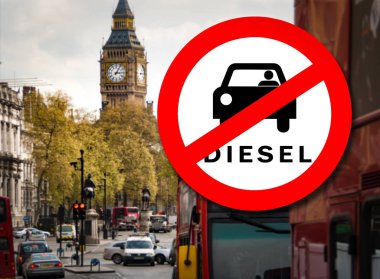 Dizel araba yasak işareti wth Londra sokak ve arka plan üzerinde yoğun trafik ile. Benzinli ve Dizel Otomobil Londra'da alanlardan yasaklandı simgeleyen