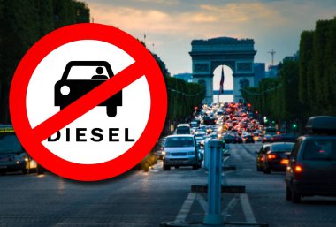 Dizel araba yasak signand yoğun trafiği olan Paris Sokağı üzerinde arka plan bulanık. O Paris simgeleyen 2024 dizel yasaklamaya ilk Avrupa şehirleri arasında olacak