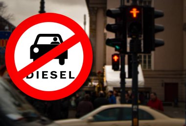 Dizel araba yasak işareti ve Berlin bir yol ve trafik ışığı üzerinde arka plan bulanık. O Alman Mahkemesi simgeleyen eski dizel arabalar Berlin bölgelerinde yasaklandı