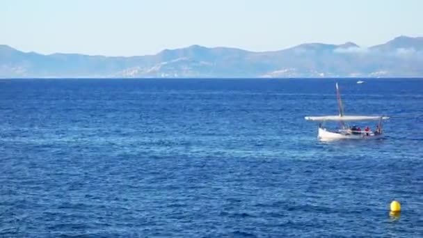 Buque mediterráneo tradicional llamado Llagut navegando en el viento a través de las olas . — Vídeos de Stock