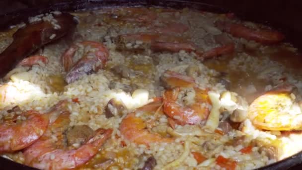 Paella mit Meeresfrüchten. traditionelle spanische Paella mit Garnelen, Muscheln und Fisch. — Stockvideo