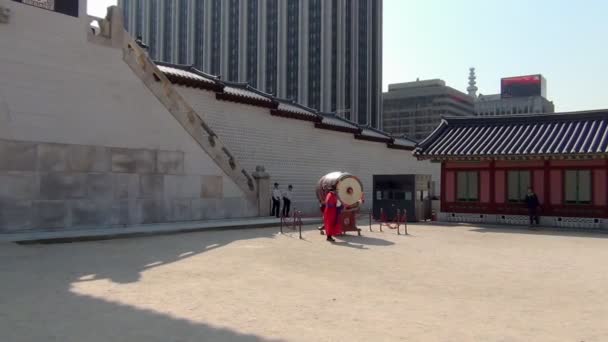 Ceremonie van Gate Guard verandering in de buurt van het Gyeongbokgung Paleis in de stad Seoul, Zuid-Korea — Stockvideo
