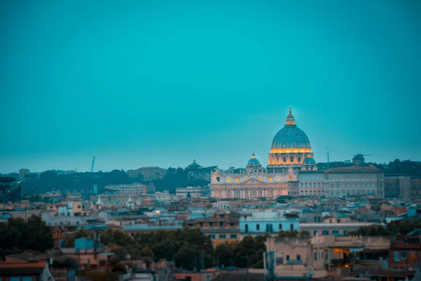 Catedral de San Pedro en Roma, Italia a la hora azul. Naranja y verde azulado . —  Fotos de Stock